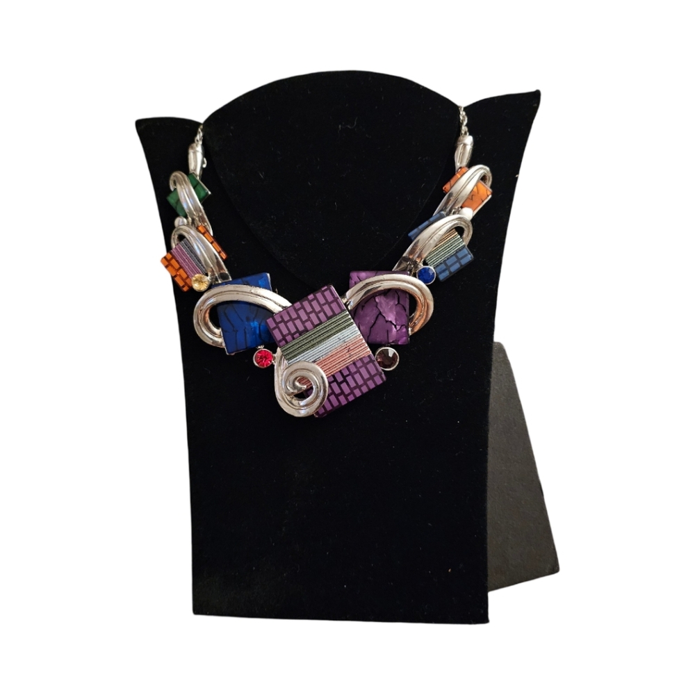 Abstract necklace with  Silver tone clasp